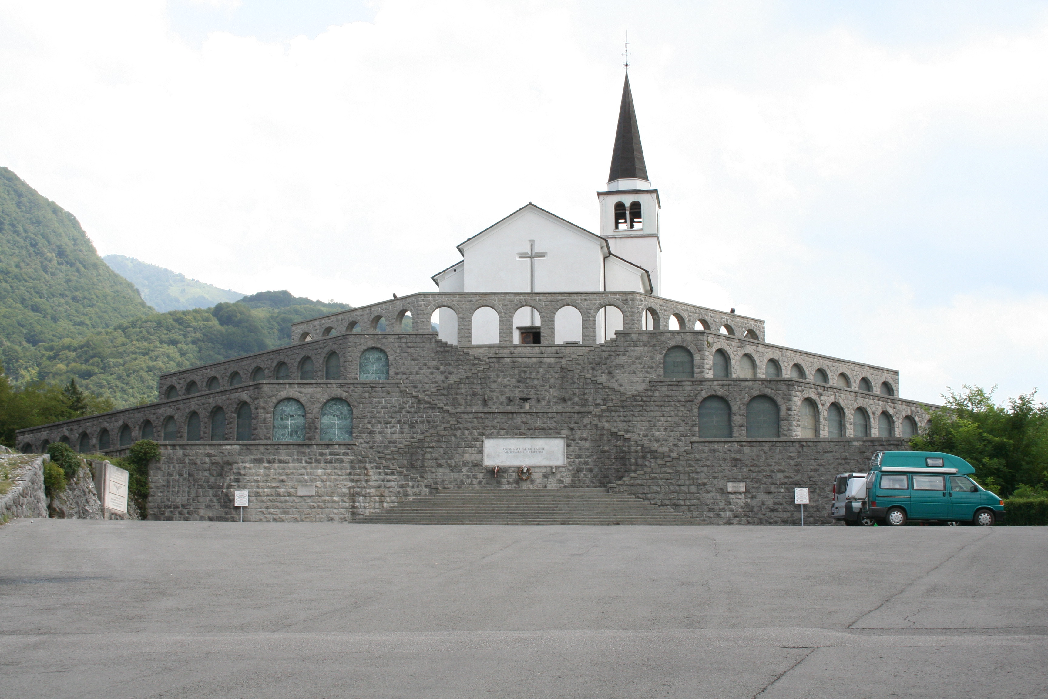 kobarid-kostnica-in-cerkev-sv-antona
